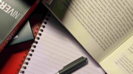 Bücher auf dem Schreibtisch von Otto Frieder Wolf