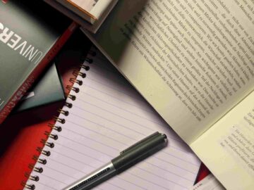 Bücher auf dem Schreibtisch von Otto Frieder Wolf
